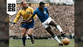 Edson Arantes do Nascimento 'Pelé' enfrentando a un sueco en el Mundial de 1958.