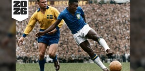 Edson Arantes do Nascimento 'Pelé' enfrentando a un sueco en el Mundial de 1958.