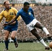 Edson Arantes do Nascimento 'Pelé' enfrentando a un sueco en el Mundial de 1958.