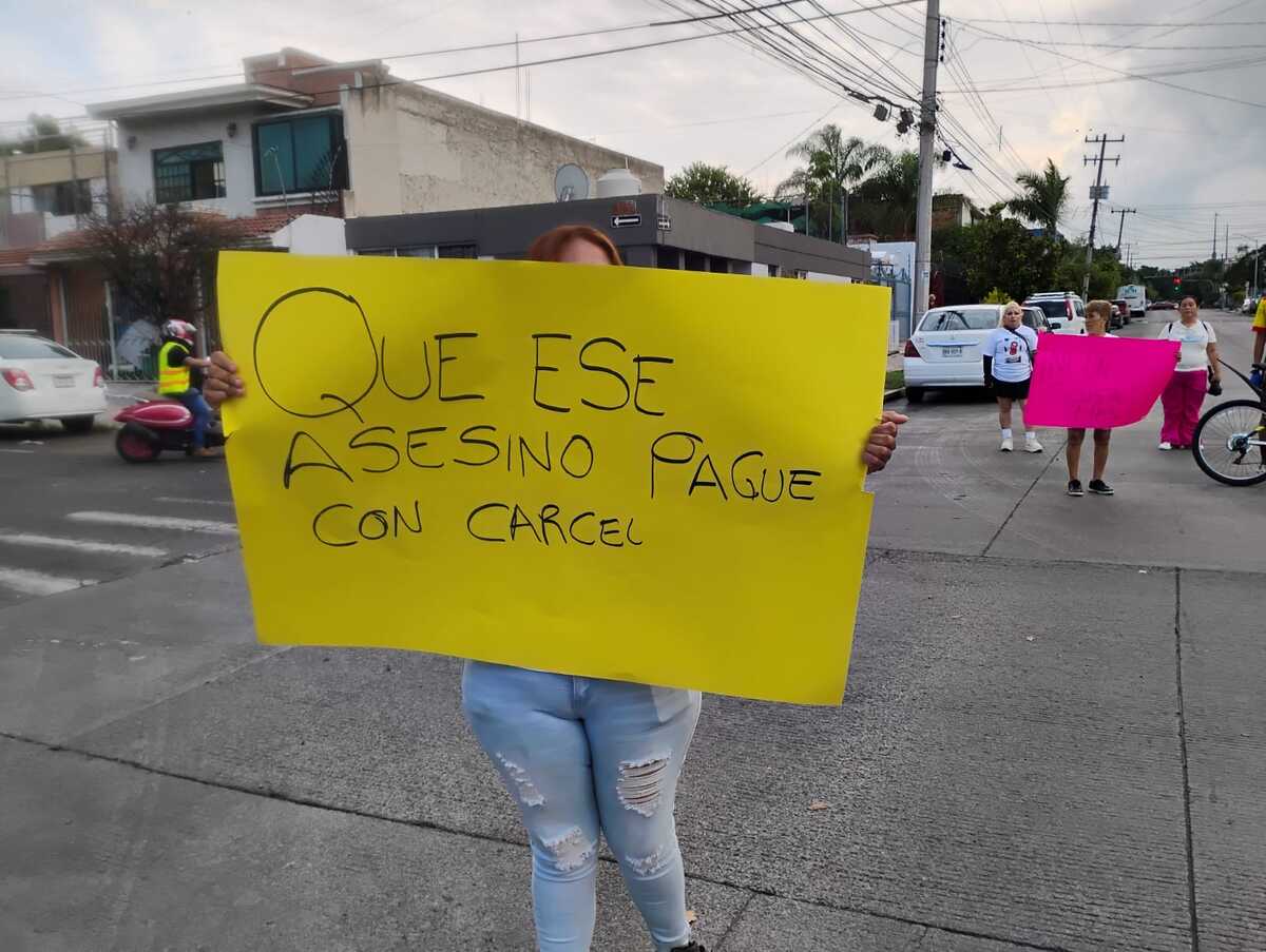 Familiares de Juan Pablo, joven de 24 años arrollado en San Juan Bosco por la ruta 360, exigen al gobernador Pablo Lemus detener al chofer prófugo.