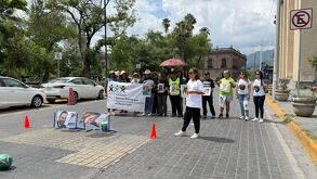 Familiares y colectivos de búsqueda cerraron calles y colocaron fichas de búsqueda de los desaparecidos.