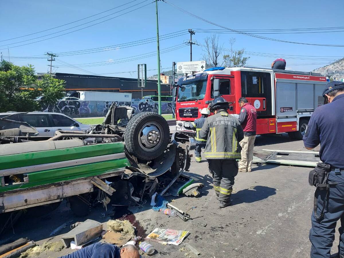 Camión de transporte público volcado en autopista México-Pachuca