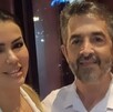 HOMBRE Y MUJER CON VESTIMENTA EN COLOR BLANCO