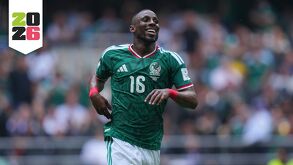 Julián Quiñones en su primer partido mundialista con la Selección Mexicana.