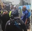 Un operativo terminó en un enfrentamiento entre mototaxistas y policías en Atenco, Estado de México.