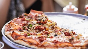 Una de las pizzerías más populares de Guanajuato capital es ‘Pizzas Baez’, por ello, AQUÍ te decimos cuánto cuestan sus pizzas.