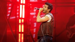 Sebastián Yatra cantando en Monterrey.