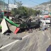 Unidad de transporte vuelca en autopista México-Pachuca