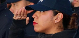 Mujer policía haciendo un saludo con la mano.
