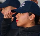 Mujer policía haciendo un saludo con la mano.