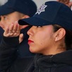 Mujer policía haciendo un saludo con la mano.