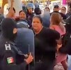 Mujer siendo detenida por policías durante una protesta en Acatlán de Osorio, Puebla.