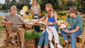 Familia con globos celebra día del padre y clazado flexi