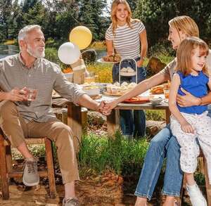 Familia con globos celebra día del padre y clazado flexi