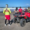 Cuatrimoto y elementos de Protección Civil y Bomberos de Colima con un militar del Ejército resguardando un área acordonada a la orilla de una playa