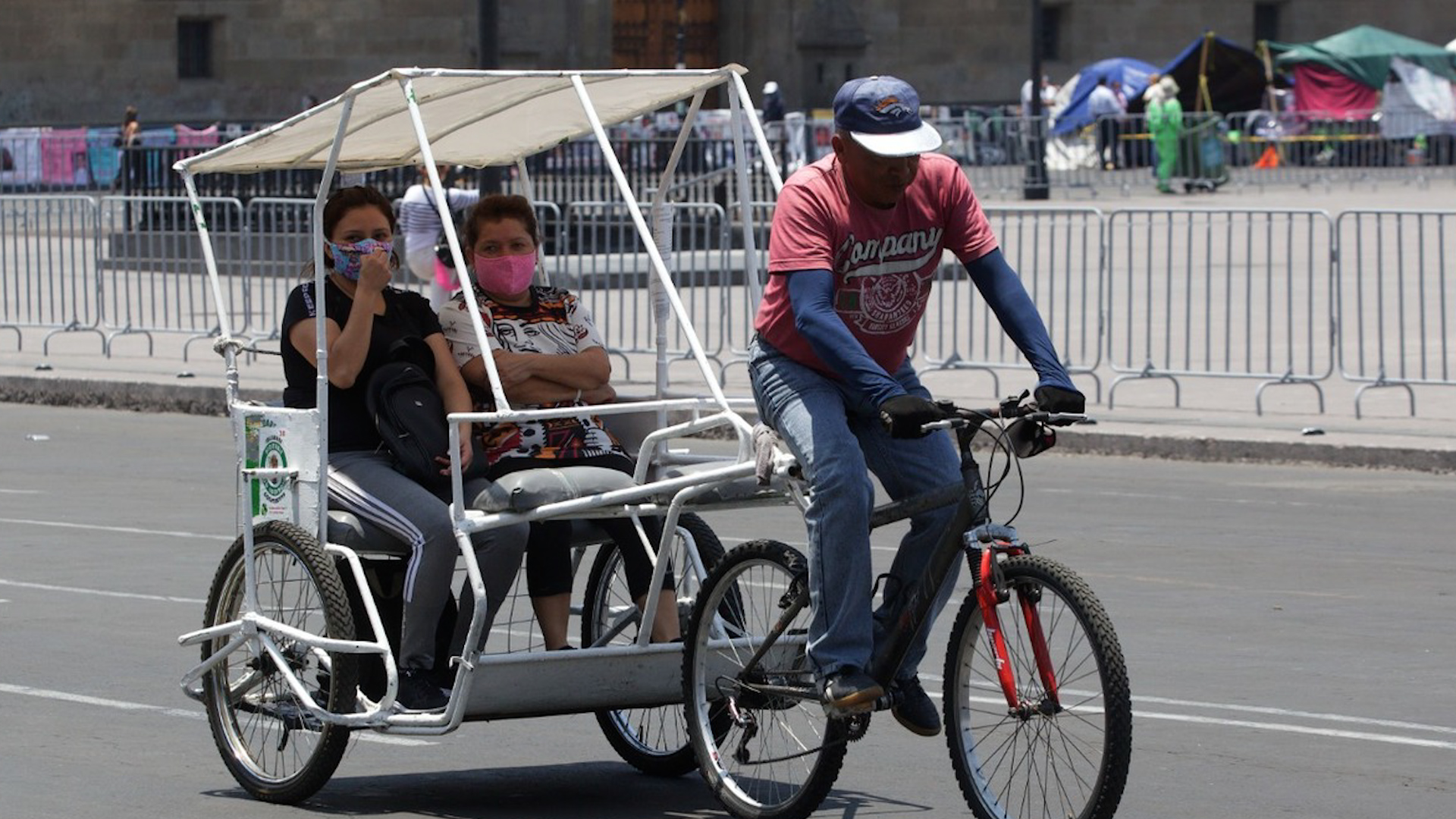 Pedrito y Jaime denuncian abuso en bicitaxis: cobran 300 pesos por 15 minutos en CDMX. Operadores engañan turistas con tarifas no reguladas.