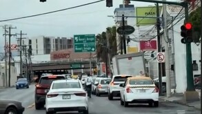 El camión se desplazaba sobre la calle 18 de diciembre cuando sucedió el incidente.