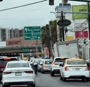 El camión se desplazaba sobre la calle 18 de diciembre cuando sucedió el incidente.