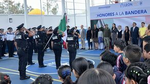 Durante una ceremonia de honores a la bandera en la escuela primaria No. 28 Manuel Doblado en León, se llevó a cabo el reporte de seguridad y emergencias.