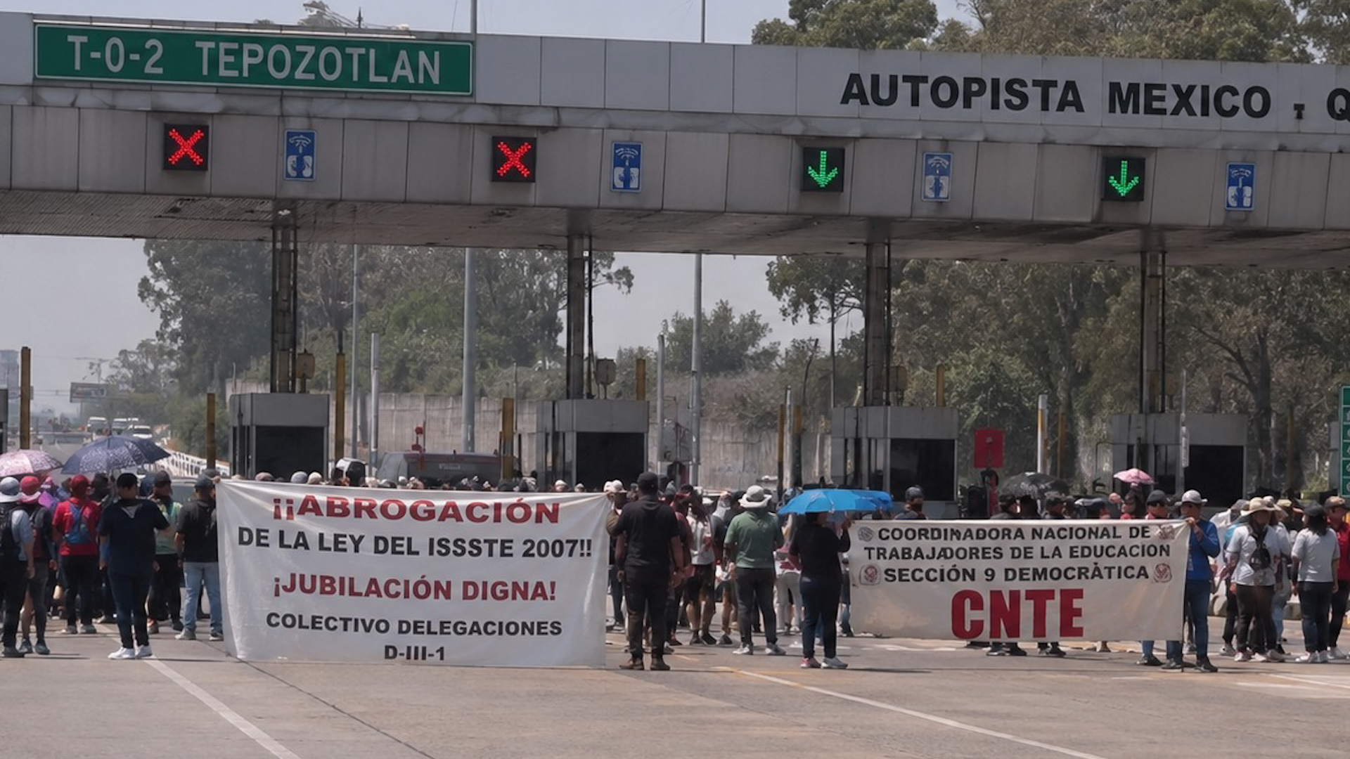 Maestros de 4 estados ocupan casetas tras 15 días de protesta. Exigen reunión con Sheinbaum sobre abrogación ISSSTE, reforma educativa y aumento salarial.