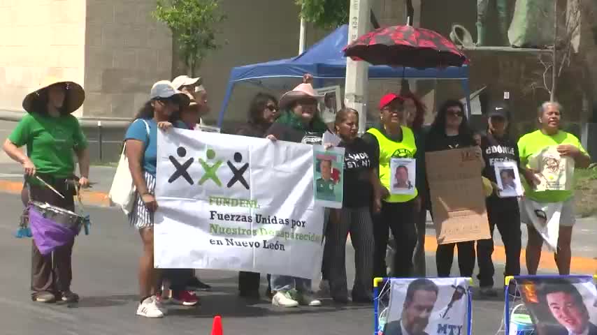 Familiares y colectivos de búsqueda realizaron una protesta en la Plaza de los Desaparecidos, en Monterrey.