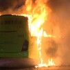 Se observa un camión color verde incendiándose; es de noche.