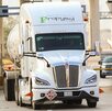 Tráiler avanzando en una caseta de cobro en una carretera.