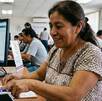 Mujer tramitando su CURP biométrica: imagen generada con IA