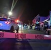 Se observa una patrulla y uan cintilla roja de precaución; es de noche.