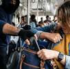 Un ladrón robando el iPhone de una chica en el transporte público