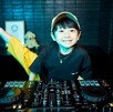 DJ Rinoka frente a sus tornamesas en Japón.