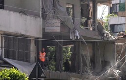 Un trabajador de rescate comprueba el estado de un apartamento afectado por un ataque aéreo israelí en Dahiyeh, en suburbios al sur de Beirut, Líbano