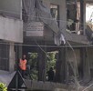 Un trabajador de rescate comprueba el estado de un apartamento afectado por un ataque aéreo israelí en Dahiyeh, en suburbios al sur de Beirut, Líbano