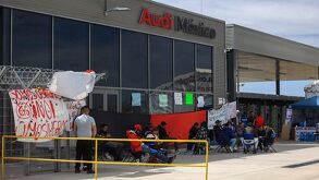 trabajadores de audi en huelga y banderas rojinegras en la planta de puebla