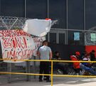 trabajadores de audi en huelga y banderas rojinegras en la planta de puebla