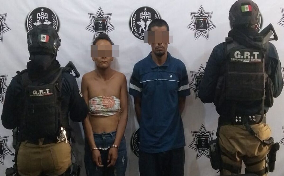 Pareja que fue detenida luego de agredir a policías de Torreón.