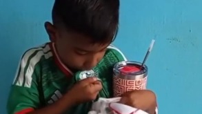Iker con su playera y regalos de la Selección Mexicana