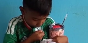 Iker con su playera y regalos de la Selección Mexicana