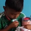 Iker con su playera y regalos de la Selección Mexicana