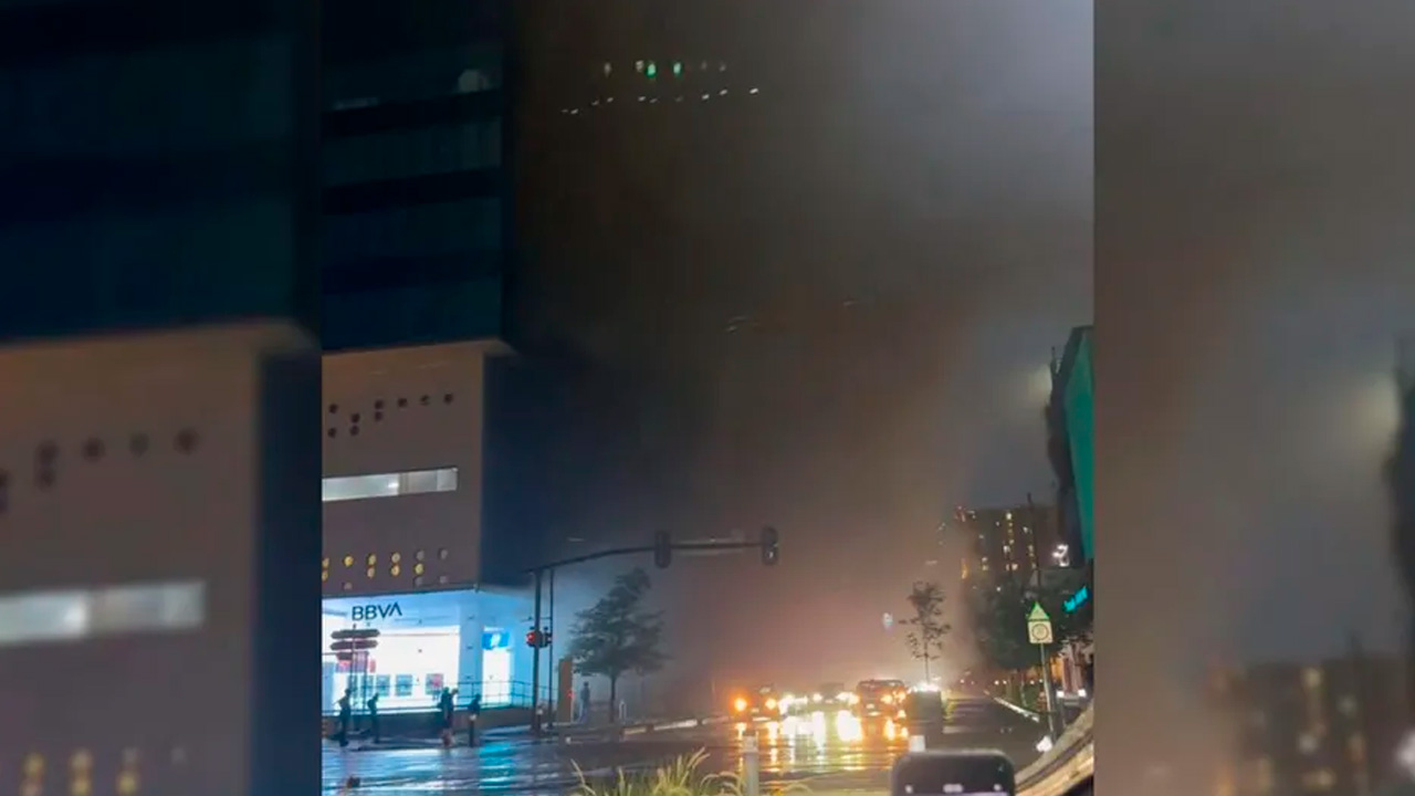 Un incendio originado en la cocina de un restaurante dentro de una plaza comercial del Centro de Monterrey obligó al desalojo preventivo de 715 personas.