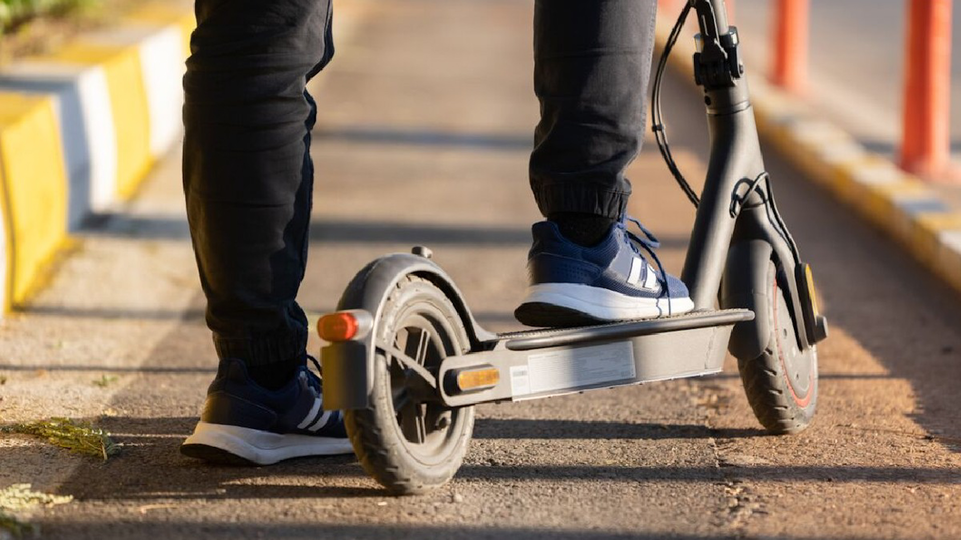 Scooters en CDMX retienen hasta 90 pesos sin avisar. Análisis de Wush, Line y Jet: costos reales, tarifas ocultas y opiniones de usuarios.