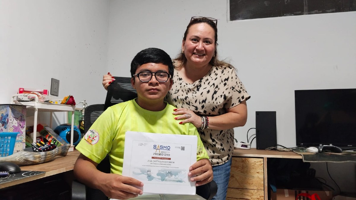 un adolescente con su mamá mostrando un certificado de matemáticas