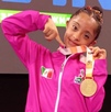 una gimnasta rítmica con síndrome de down muestra su medalla de oro