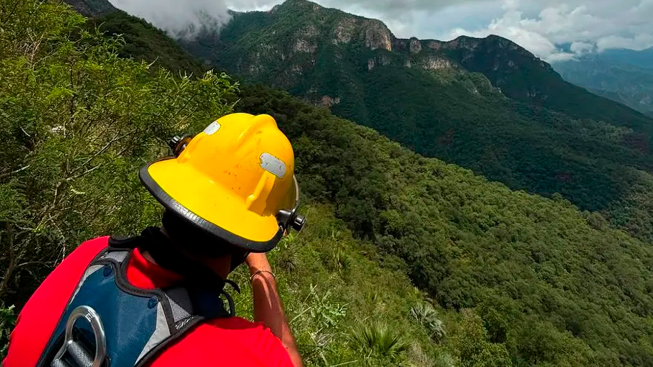 Tras horas de búsqueda y rescate, autoridades localizaron sin vida a una pareja que cayó a un barranco en Allende.