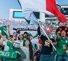 Aficionados celebrando con la playera de la selección mexicana.