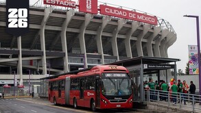 Metrobús afuera de Estadio de la Ciudad de México