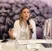 Autoridades gubernamentales con fondo de semillas de café en la mesa principal