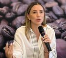 Autoridades gubernamentales con fondo de semillas de café en la mesa principal