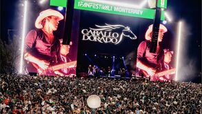 Caballo dorado toca Payaso de Rodeo en el Fan fest en Monterrey