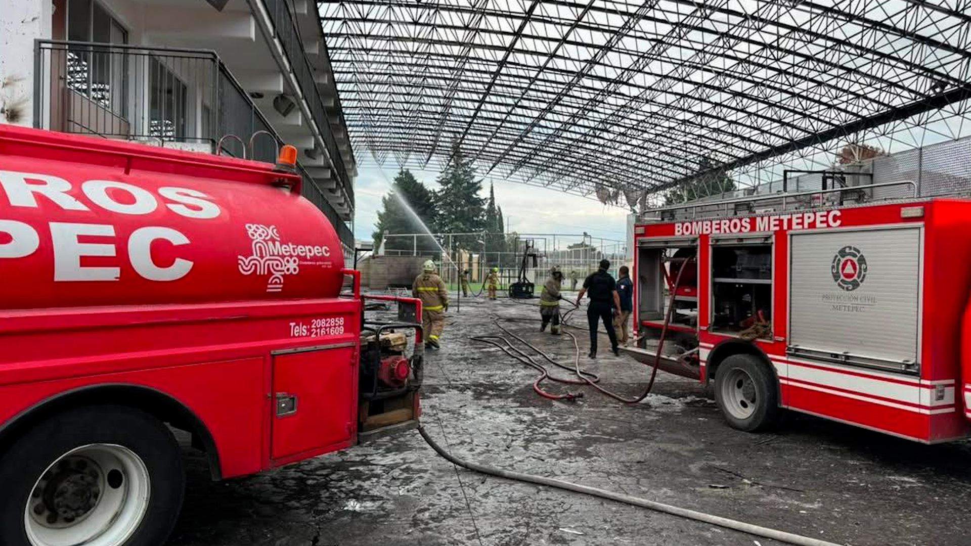 Cohetes de peregrinación religiosa causaron incendio en instituto CENCA de San Francisco Metepec.